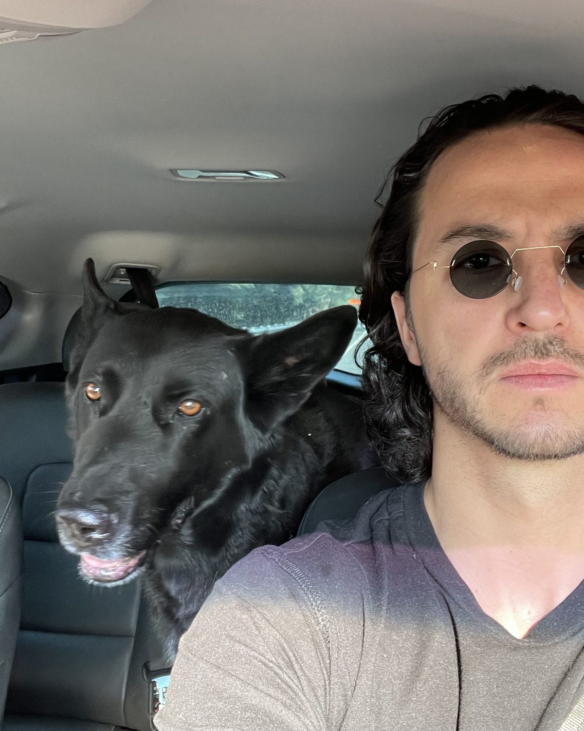 Carlos Alberto en el coche con Nero, su perro lobo negro